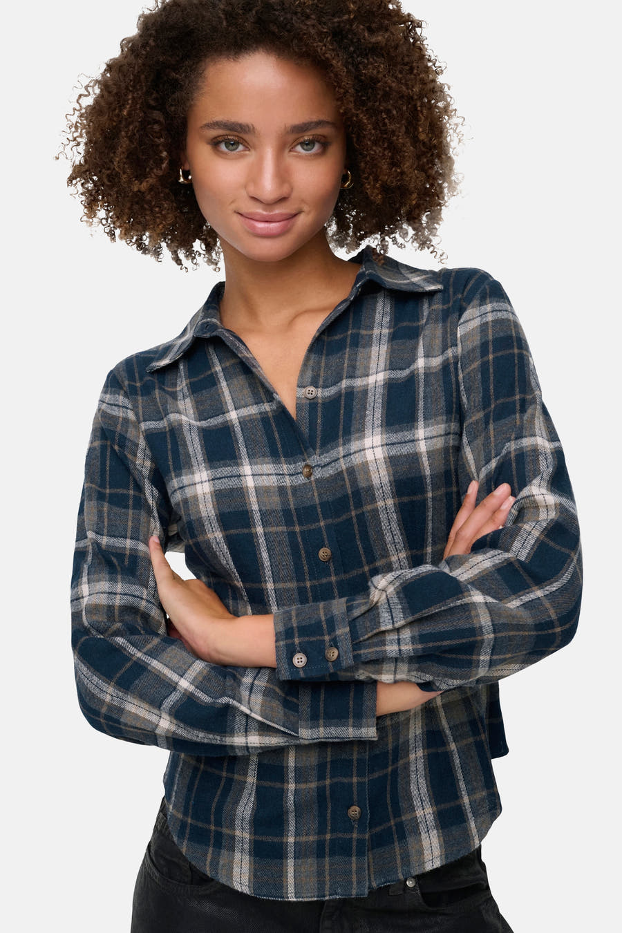 Blauw overhemd met lange mouwen van JDY, met een geruit patroon en gekruiste armen.