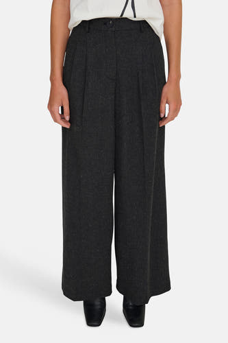 Pantalon gris de JDY, avec des jambes larges et une texture en tweed délicieuse combiné avec un T-shirt blanc.