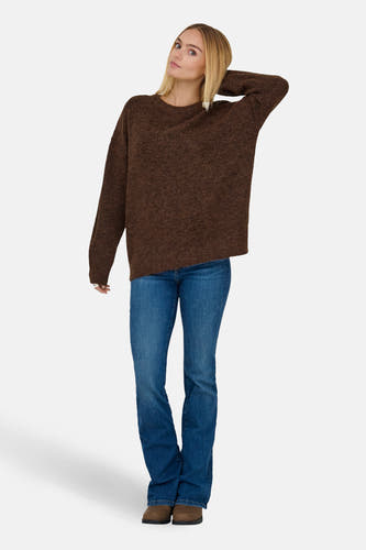 Bruine trui met ronde hals van ONLY, gedragen met blauwe jeans en bruine laarzen.