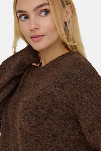 Bruine trui met ronde hals van ONLY, cropped weergave, met een zachte textuur en zilverkleurige oorbellen.
