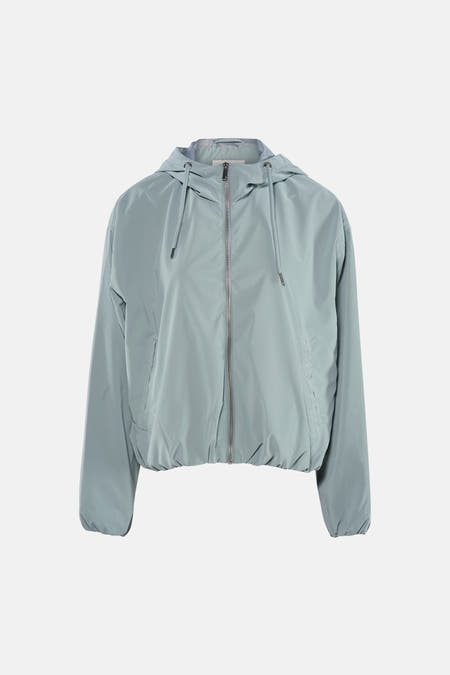 Groene jas van ONLY, met ritssluiting en capuchon met trekkoord, en elastische boorden.
