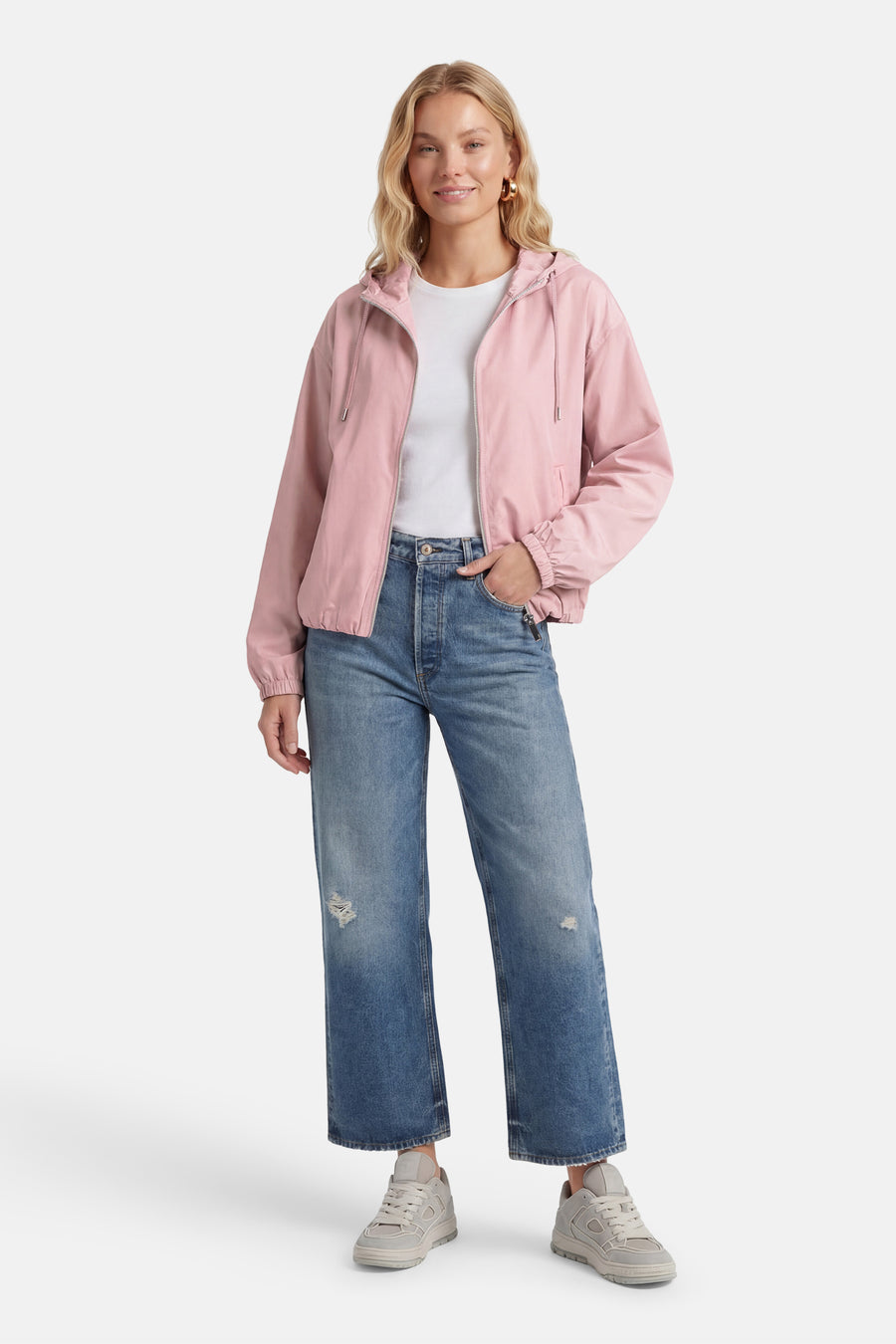 Roze jas van ONLY®, met kap, lange mouwen, rits en gedragen met een wit shirt en blauwe jeans.
