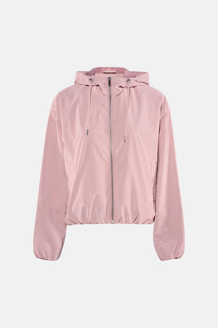 Roze jas van ONLY, met capuchon en lange mouwen.
