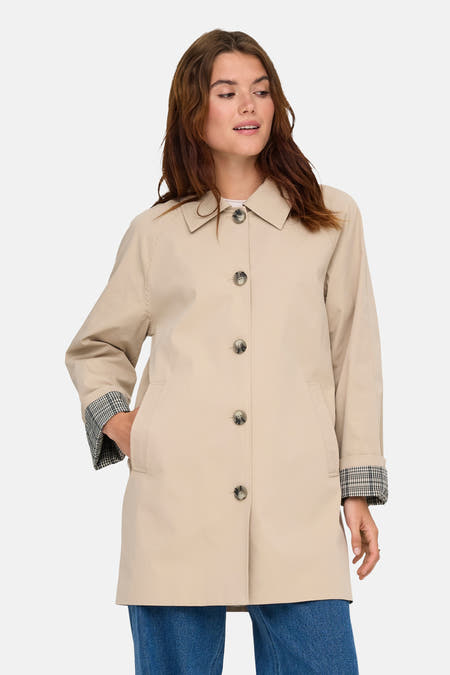 Beige lange jas van ONLY® met knoopsluiting, kraag en geruite details.
