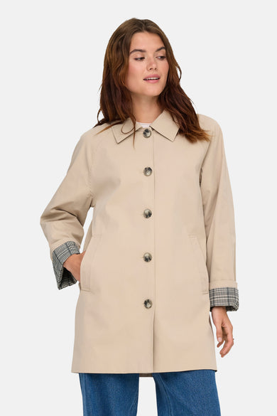 Beige lange jas van ONLY® met knoopsluiting, kraag en geruite details.
