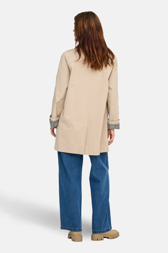 Manteau long beige de ONLY, avec des manches longues et un col rabattu.