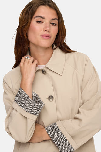 Manteau beige de ONLY® avec des boutons et des manches retroussées à motif carreaux.