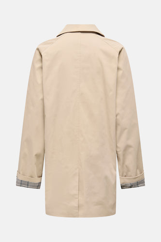 Beige lange jas van ONLY, met omgeslagen manchetten met ruitpatroon.
