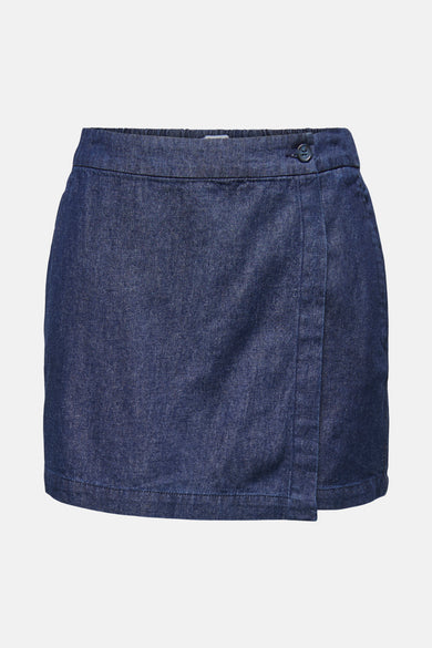 Korte donkerblauwe denim rok van ONLY, met overslagdetail en een enkele knoop aan de tailleband.
