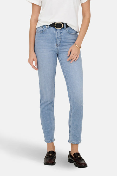 Lichtblauwe mom jeans van denim van ONLY, gestyled met een zwarte riem en bruine loafers.
