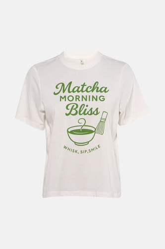 T-shirt blanc à manches courtes ONLY® avec imprimé vert 'Matcha Morning Bliss', un bol de matcha et un fouet.