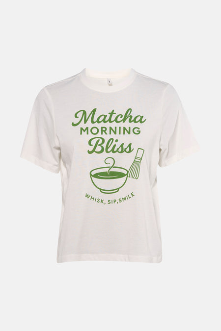 T-shirt blanc à manches courtes ONLY® avec imprimé vert 'Matcha Morning Bliss', un bol de matcha et un fouet.