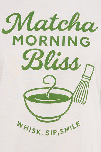 T-shirt blanc à manches courtes ONLY® avec un imprimé vert 'Matcha Morning Bliss' et une illustration de bol à matcha.