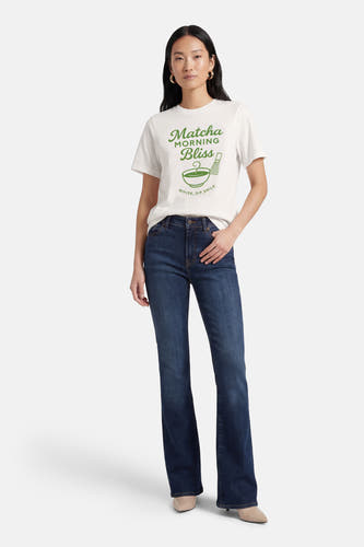 T-shirt blanc à manches courtes ONLY, avec un imprimé vert 'Matcha Morning Bliss'. Porté avec un jean foncé.