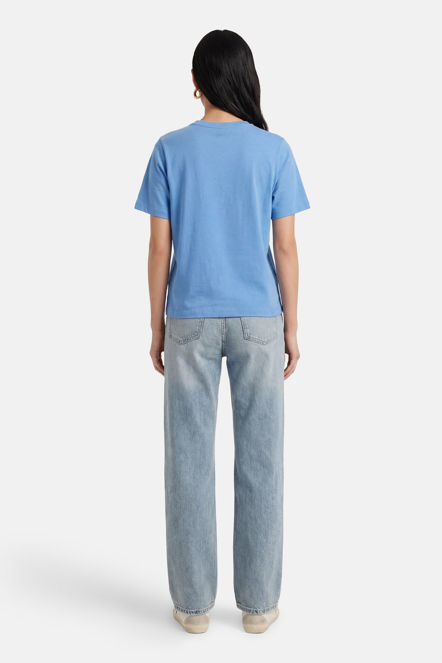 Blauw T-shirt met korte mouwen van ONLY®, met een effen kleur en losse pasvorm, op een model met jeans.