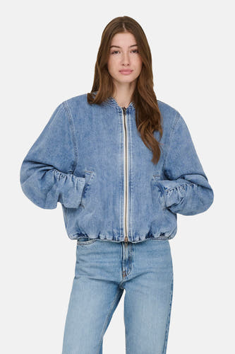 Jean en mid blue denim de ONLY, avec des manches longues et une fermeture éclair argentée.
