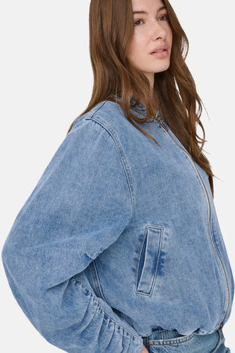 Jean en denim bleu marine de,,, man long long et et long une bout devant devant devant devantééé un un.