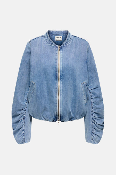 Denim jeansjas in mid blue denim van ONLY, met een zilverkleurige ritssluiting en gerimpelde mouwen.