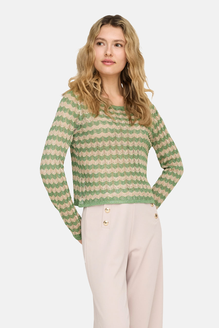 Pull vert avec col rond de ONLY, avec un motif zigzag et des manches longues, porté avec un pantalon beige.