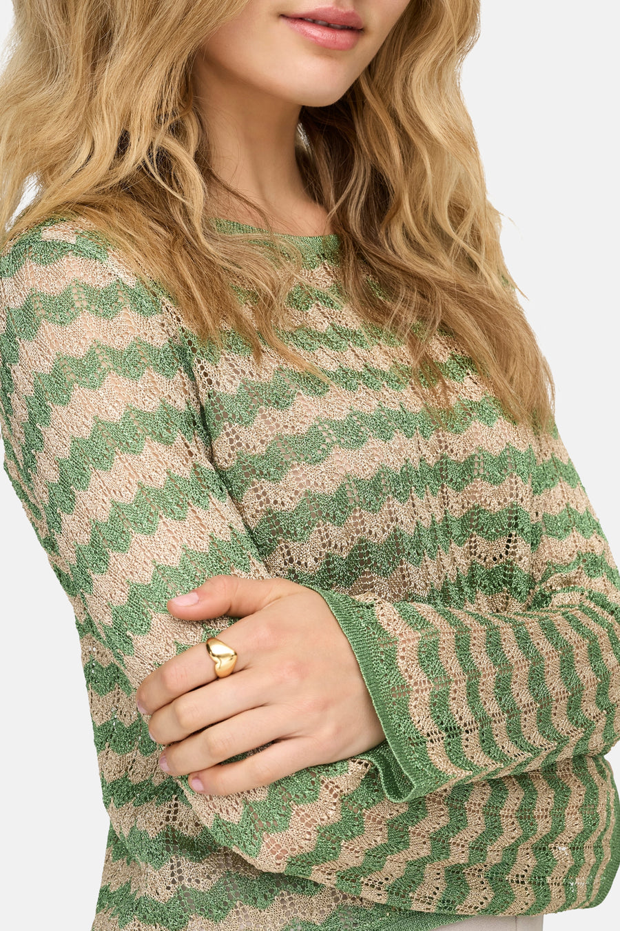 Pull vert avec col rond de ONLY, à motif zigzag et manches longues, porté avec une bague dorée.