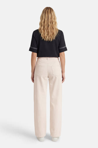 Beige gekleurde jeans van JDY, gezien van achteren, met wijde pijpen en achterzakken.
