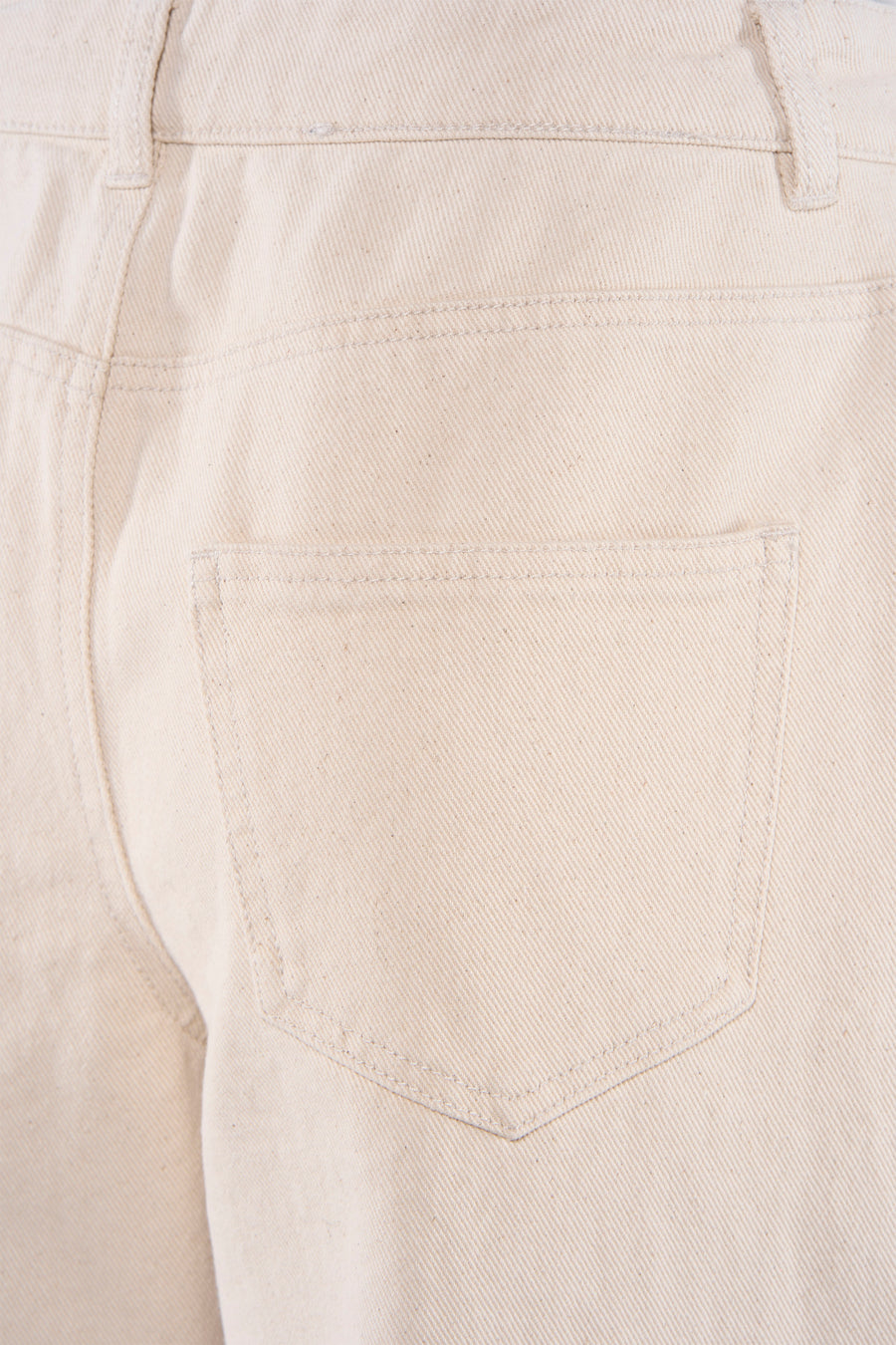 Beige gekleurde jeans van JDY, close-up van de achterkant met een enkele zak en riemlussen.
