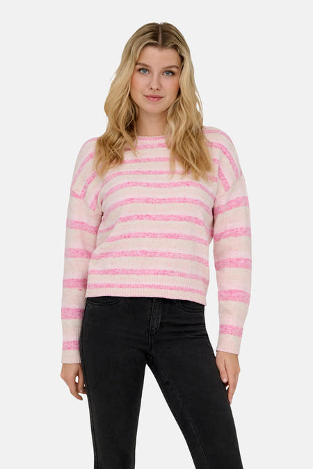 Roze trui met ronde hals van ONLY, gestreept patroon en gedragen met een zwarte jeans.

