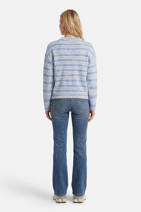 Blauwe trui met ronde hals van ONLY, met horizontale strepen, gecombineerd met een jeans.
