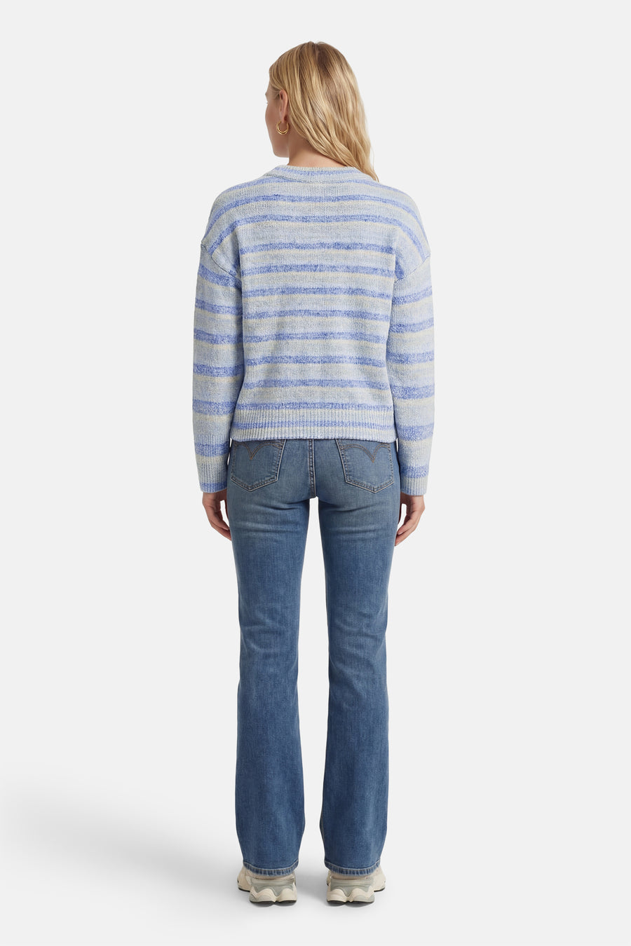 Pull bleu à col rond de ONLY, à rayures horizontales, combiné avec un jean.