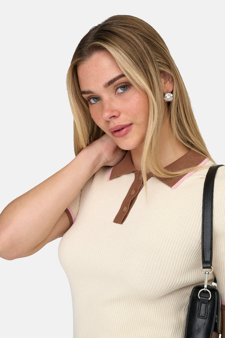 Polo écru à manches courtes ONLY®, avec détails marron au col et patte de boutonnage.