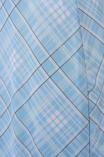 Lange blauwe rok van JDY met een ruitpatroon in blauw, wit en dunne donkere lijnen.