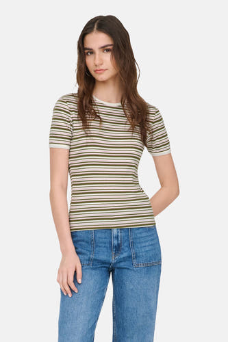 T-shirt multicolore à manches courtes de JDY, avec un motif rayé, porté avec un jean.