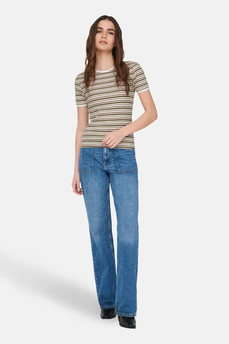 Multikleurig T-shirt met korte mouwen van JDY, met een gestreept patroon, gedragen met jeans.