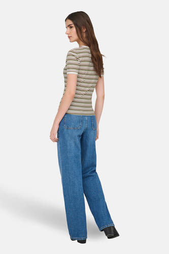 T-shirt multicolore à manches courtes de JDY, avec un motif rayé et combiné avec un jean et des bottes.