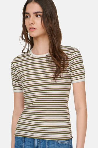 T-shirt multicolore à manches courtes de JDY, avec des rayures horizontales vertes, roses et blanches, porté avec un jean bleu.