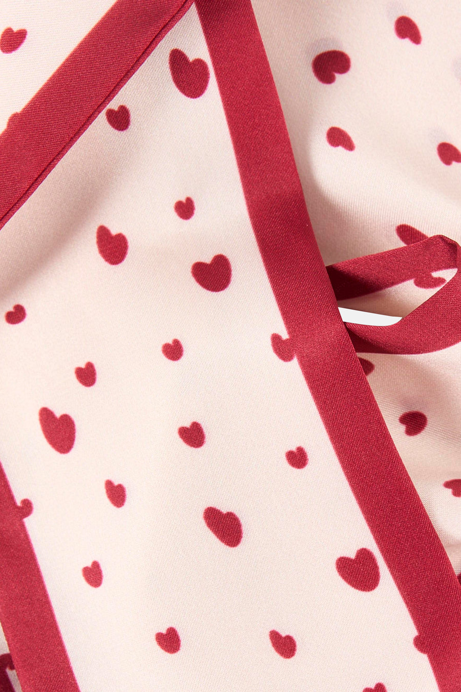 Rode zomersjaal van ONLY met hartjespatroon en accenten van een rood lint.
