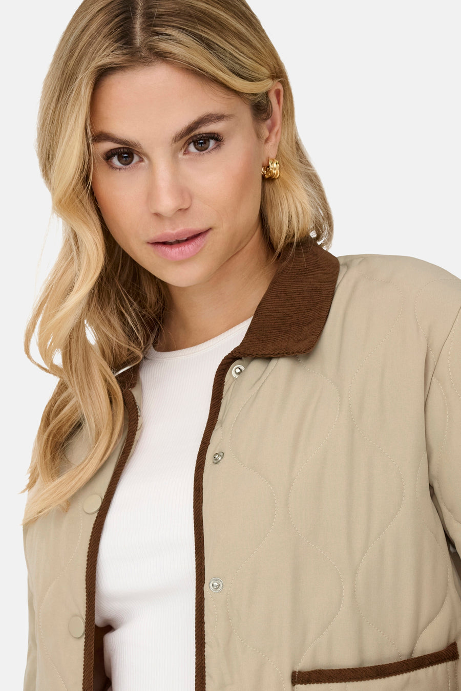 Beige korte jas van JDY, met bruine corduroy kraag en doorgestikt ruitpatroon.