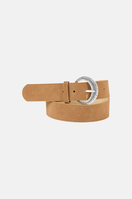 Ceinture marron d'ONLY, avec une boucle argentée en forme de demi-lune à texture tressée.