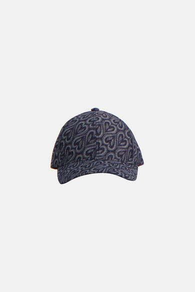 Blauwe pet van ONLY met een hartjespatroon en denim textuur.
