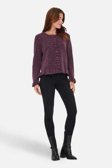 Gilet rouge de ONLY®, avec un bord froncé et porté avec un jean noir et des bottes noires.