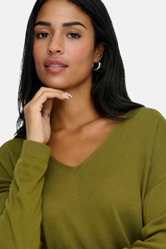 Pull vert à col en V vert de JDY, à manches longues et à la texture tricotée fine.