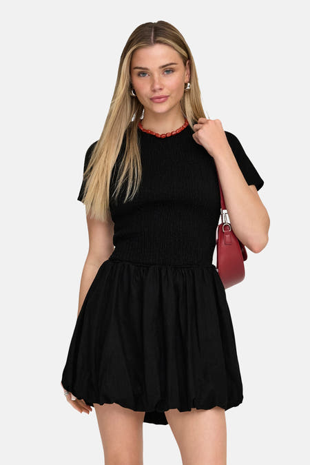 Zwarte jurk met korte mouwen van ONLY, met een gesmokte tailleband en een rode ketting.
