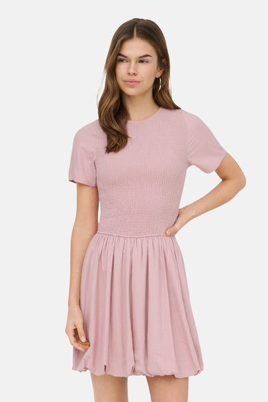 Roze kleedje met korte mouwen van ONLY, met een gesmokte tailleband en een uitlopende rok.