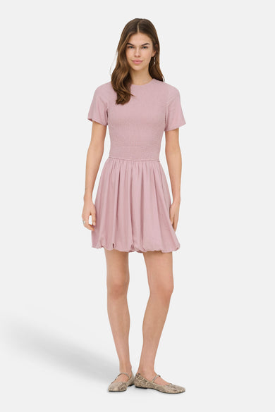 Roze kleedje met korte mouwen van ONLY, met een gesmokte taille en een uitlopende rok.

