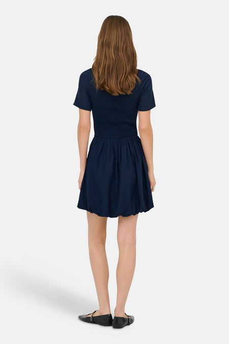 Blauwe kleedje met korte mouwen van ONLY, met een gesmokte tailleband en een uitlopende rok.

