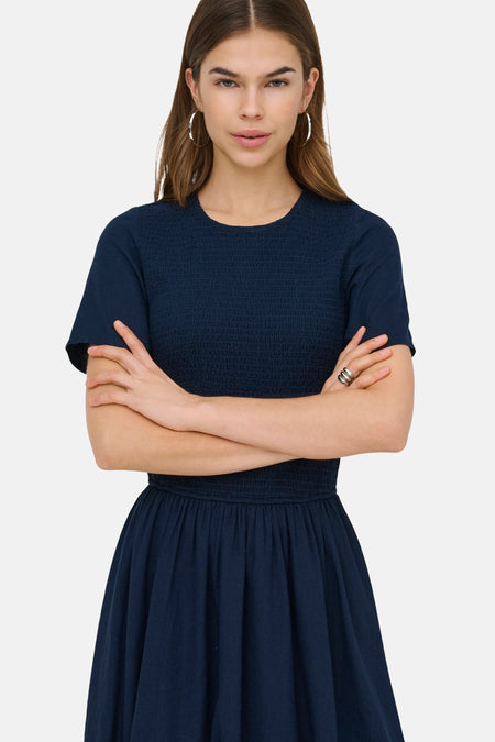 Blauwe jurk met korte mouwen van ONLY, met een gesmokte top en een uitlopende rok.