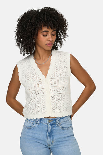 Wit gilet van ONLY® gehaakt met V-hals en knoopjes, gedragen op een jeans door een vrouw met krullend haar.