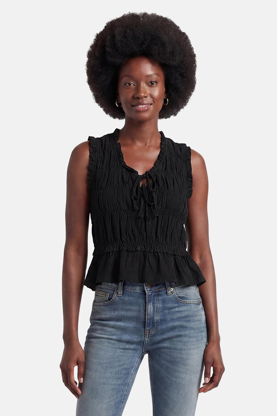 Zwarte mouwloze blouse van ONLY met ruches, gesmokte details, een striksluiting en peplum zoom.