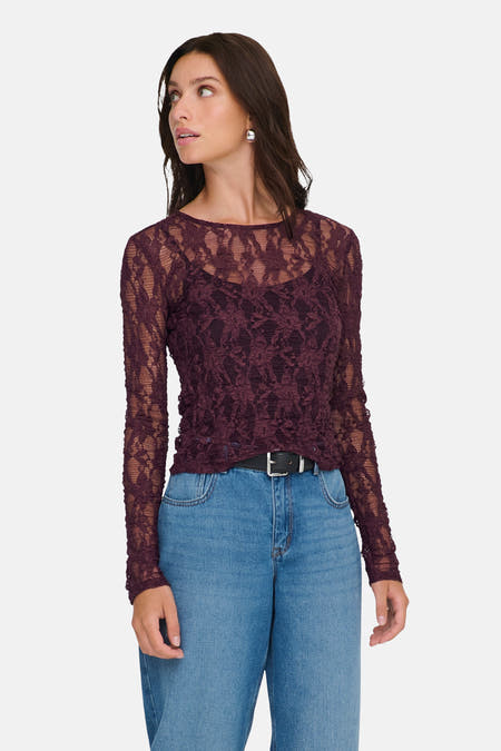 T-shirt Bordeaux à manches longues de ONLY®, avec des détails sur les bords et associé à un jean bleu à jambe droite.