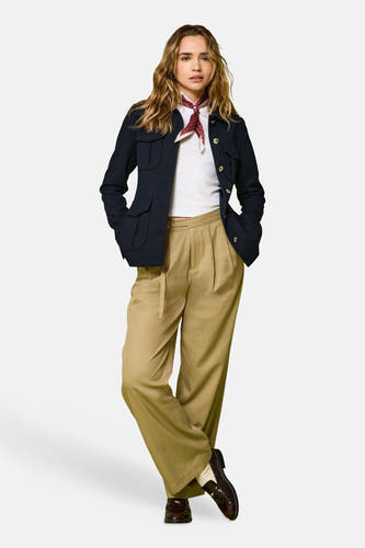 Beige broek van ONLY®, met wijde pijpen en een losse riem, gecombineerd met een jasje, wit shirt en rode sjaal.
